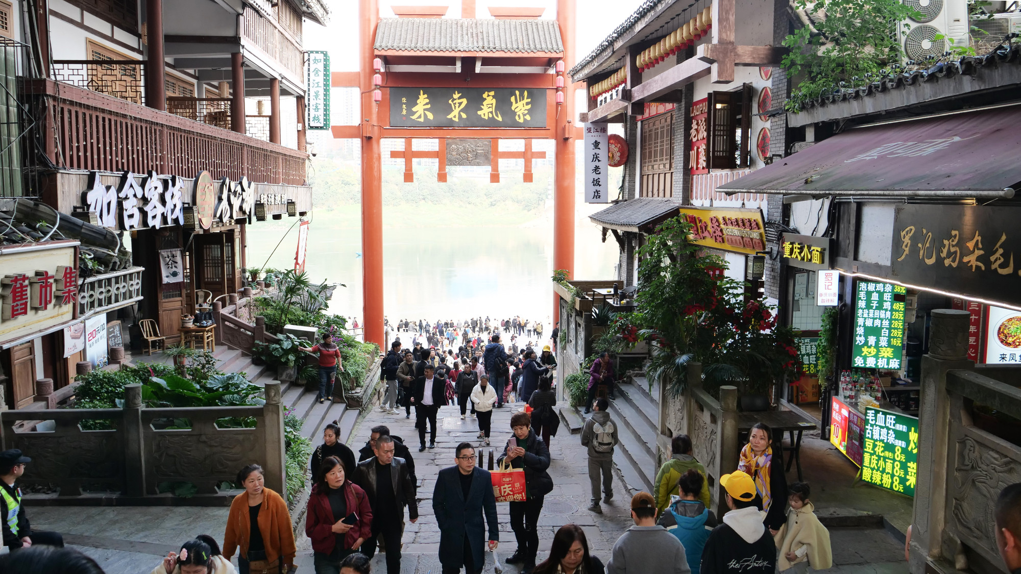 Cổ trấn Từ Khí Khẩu tọa sơn hướng thủy, xưa kia từng là cảng sông trên bến dưới thuyền sầm uất, nhộn nhịp. Cổ trấn Từ Khí Khẩu tọa sơn hướng thủy, xưa kia từng là cảng sông trên bến dưới thuyền sầm uất, nhộn nhịp.