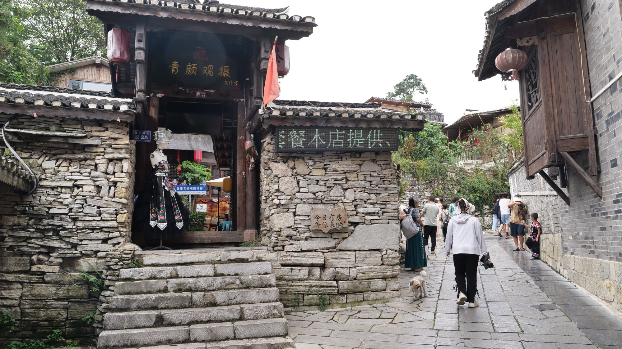 Con đường, tường nhà, bậc thềm đều được xây bằng đá, đúng với tên gọi Thanh Nham.