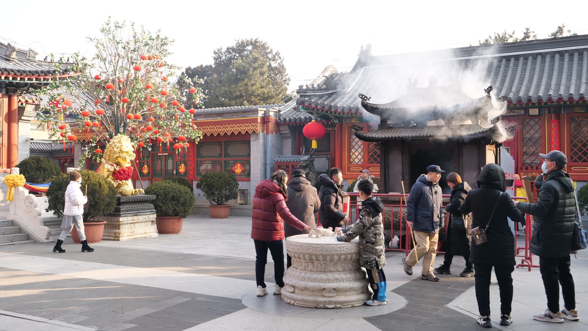 Đi lễ chùa đầu năm cầu bình an, may mắn cũng là một phong tục của người dân Bắc Kinh.