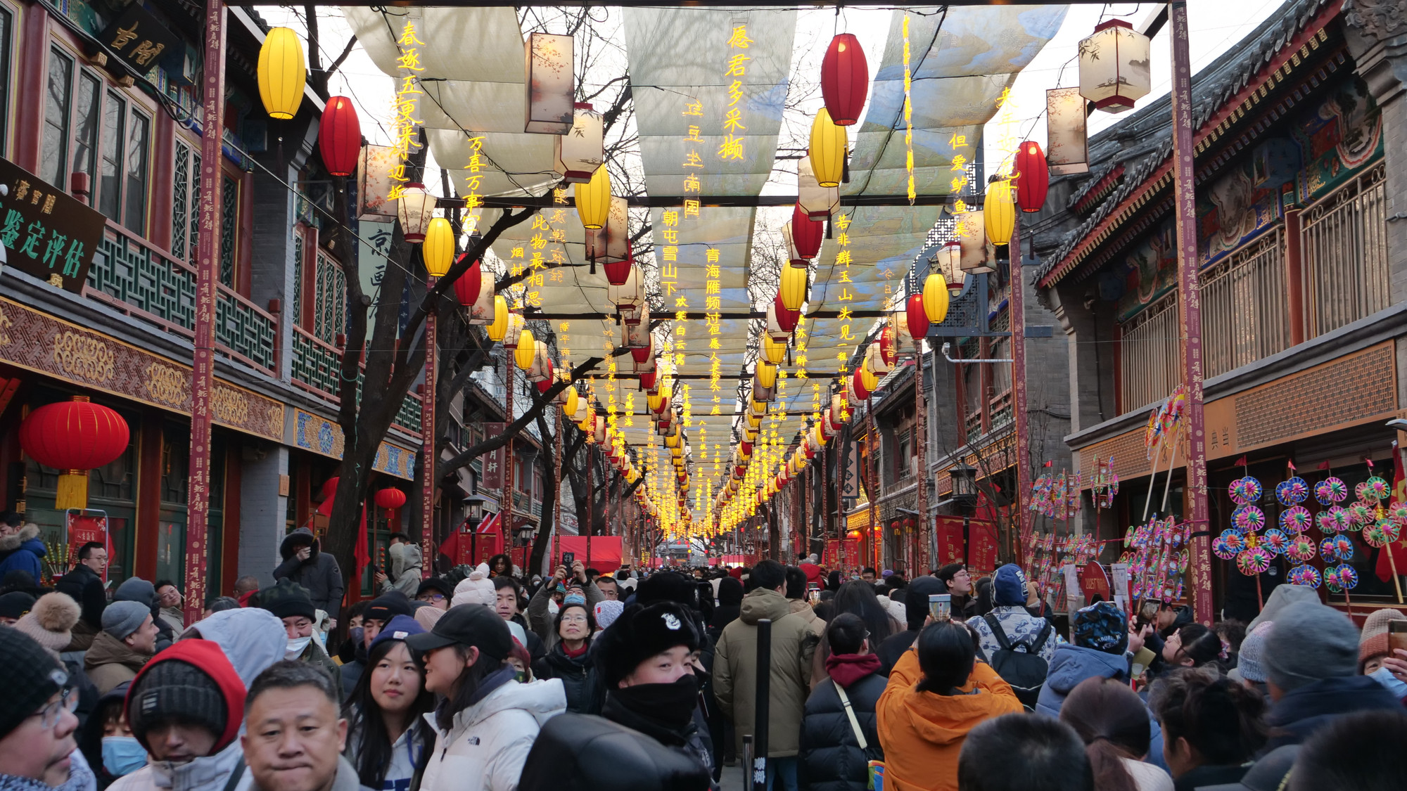 Không gian cổ kính ở phố đi bộ văn hóa Lưu Ly Xưởng - nơi tập trung các cửa hàng kinh doanh tranh, chữ thư pháp, đồ văn phòng tứ bảo (gồm: bút, mực, giấy, nghiên).