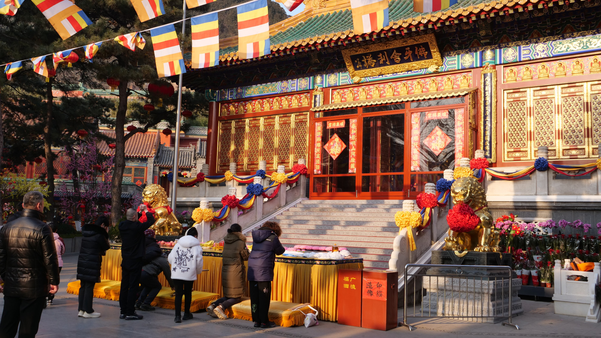 Người dân hành lễ chùa Linh Quang - ngôi chùa cổ hơn 1.200 năm tuổi ở ngoại ô thành phố Bắc Kinh.