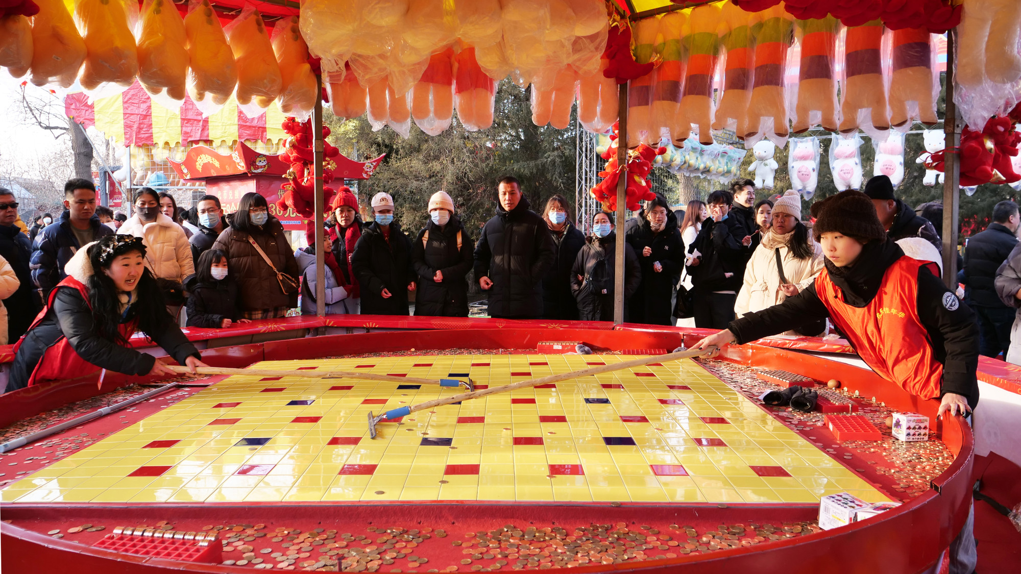 Trò chơi ném đồng xu vào ô màu xanh hoặc màu đỏ sẽ được nhận phần quà thú bông.