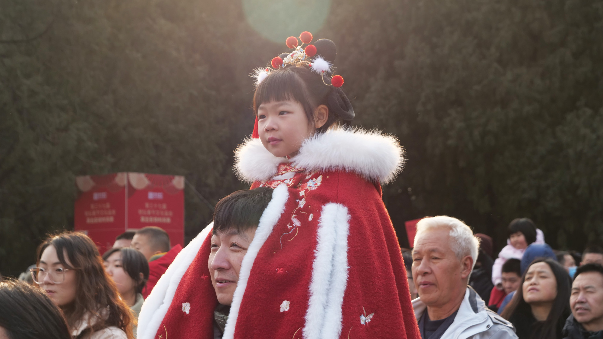 Một “tiểu công chúa” được bố đội lên cổ để xem biểu diễn.