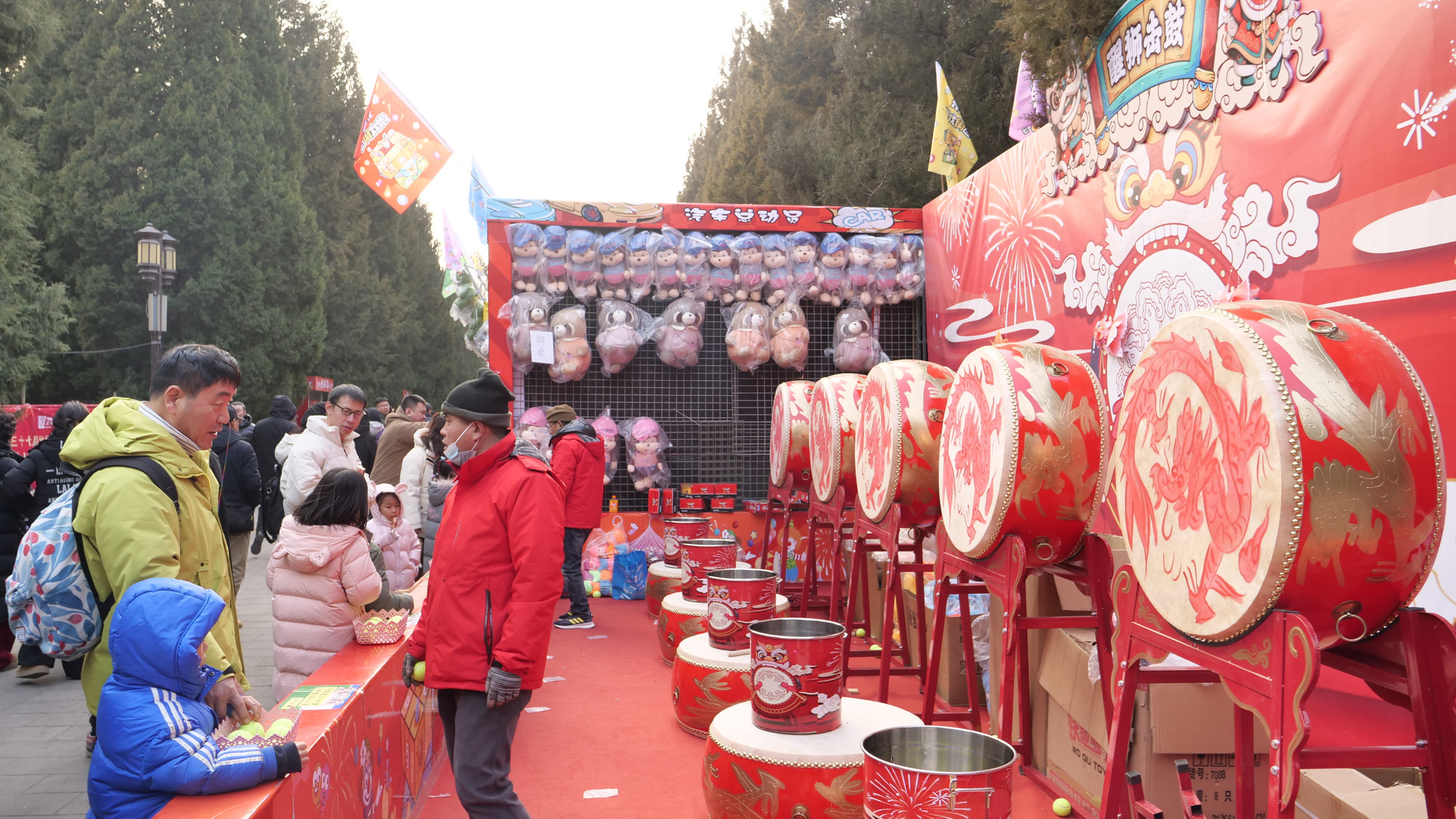 Một phần không thể thiếu trong các lễ hội là các trò chơi may mắn trúng thưởng.