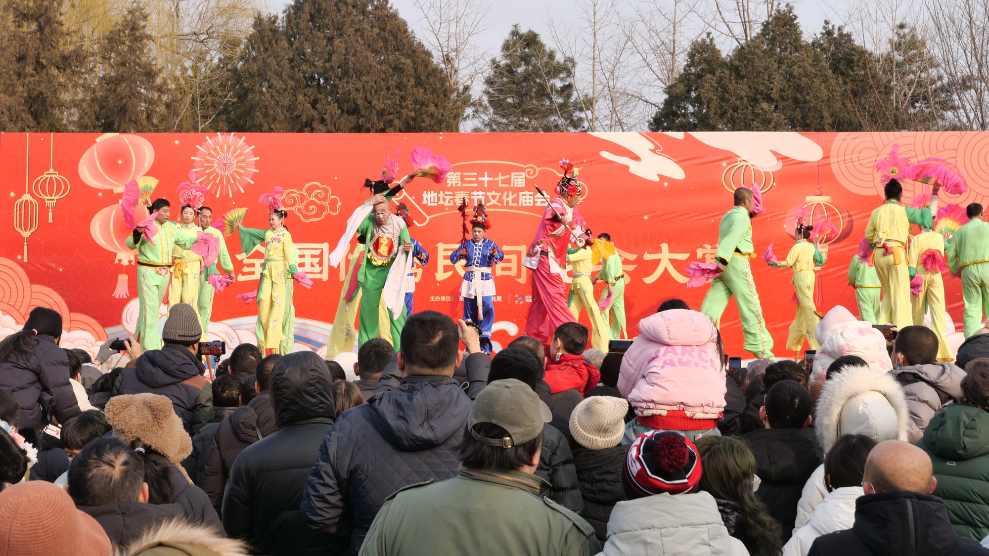 Các chương trình biểu diễn văn nghệ truyền thống đặc sắc thu hút nhiều người dân và du khách tới xem.