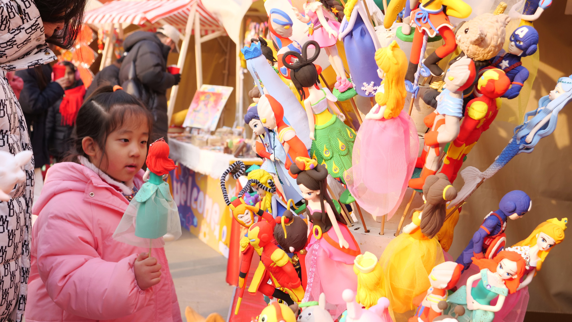 Một em bé cũng ngắm chọn cho mình một “công chúa” tò he.