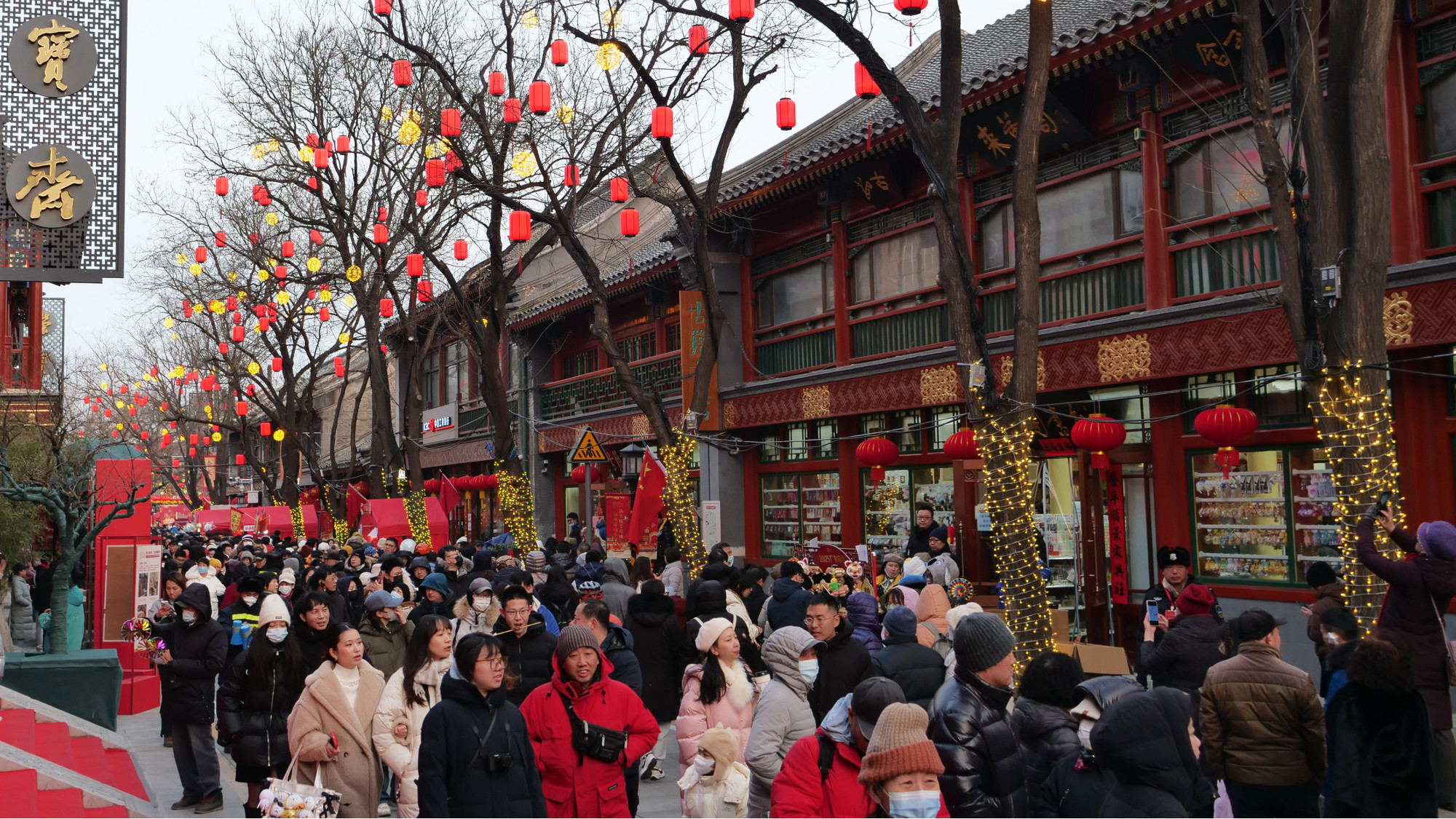 Không chỉ công viên nơi tổ chức các lễ hội văn hóa xuân thu hút người dân và khách du lịch, các khu phố đi bộ cũng chen kín khách du xuân đầu năm mới.