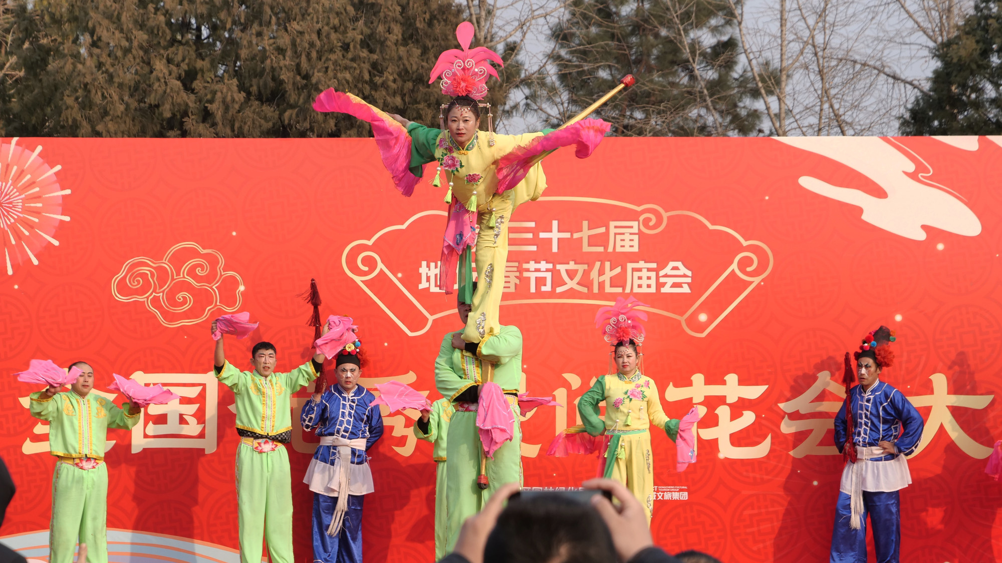 Các nghệ sĩ biểu diễn múa cà kheo truyền thống.