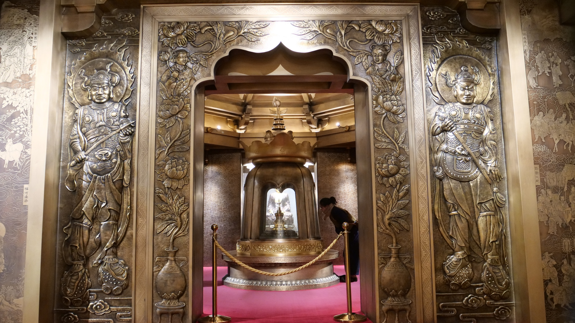 Đặc biệt, dưới bảo tháp Hoa Nghiêm là một địa cung bằng đồng lớn nhất Trung Quốc với điểm nhấn là buồng tháp trung tâm nơi lưu giữ xá lợi của một vị cao tăng thời phong kiến.