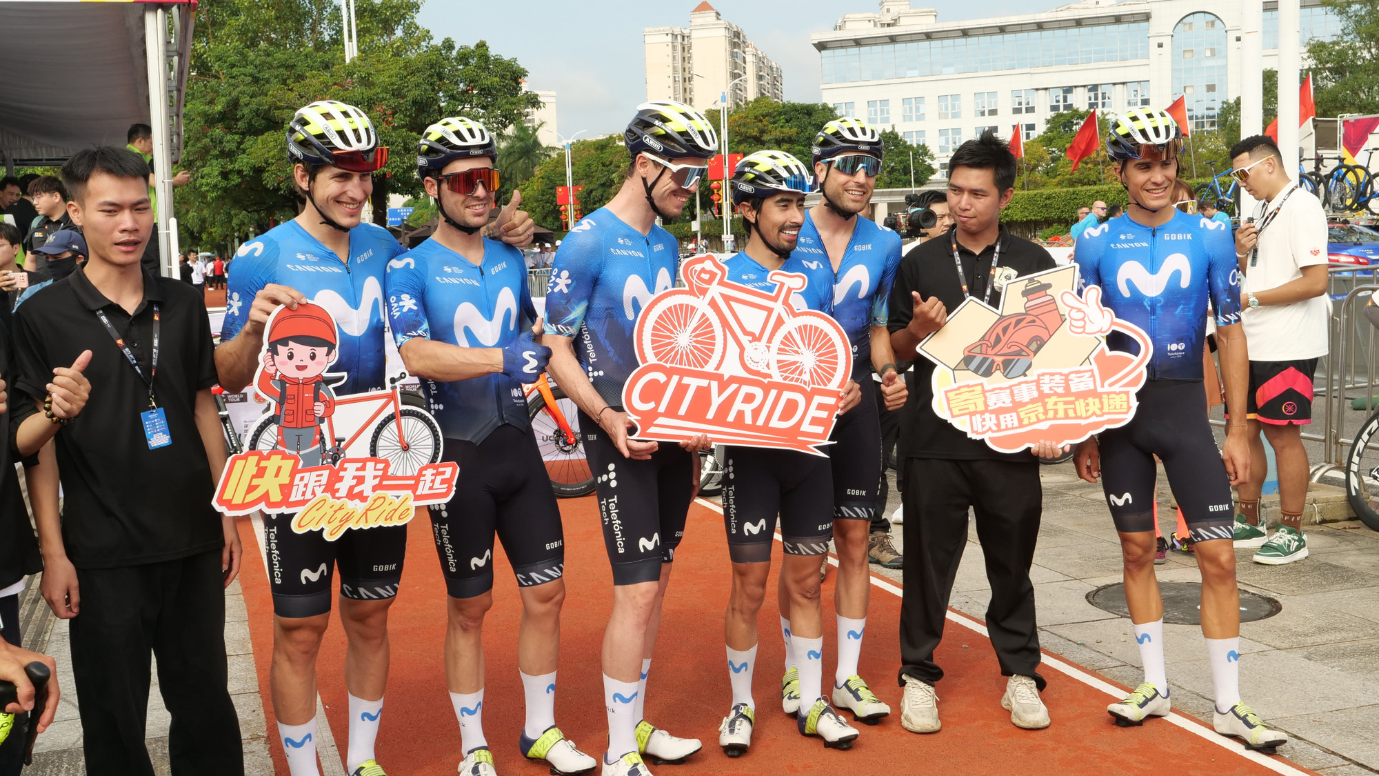 Các cua-rơ đội Movistar chụp ảnh check-in.