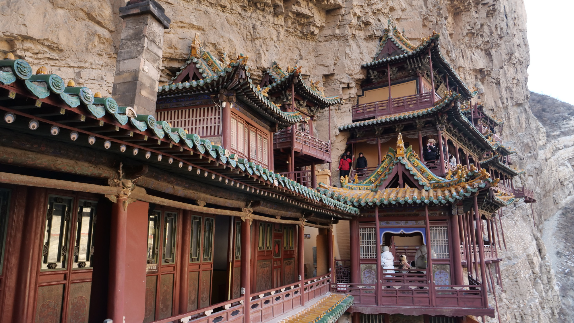 Mái chùa được lợp ngói lưu ly xanh-vàng với nhiều họa tiết hoa văn tinh xảo.