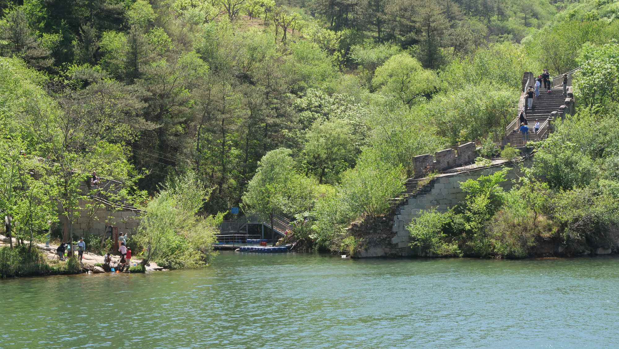 Do địa thế có chỗ thấp hơn mực nước hồ, nên có đoạn tường thành chìm dưới mặt nước, tạo thành cảnh tượng độc đáo “thành chìm trong nước, nước ôm chân thành”.