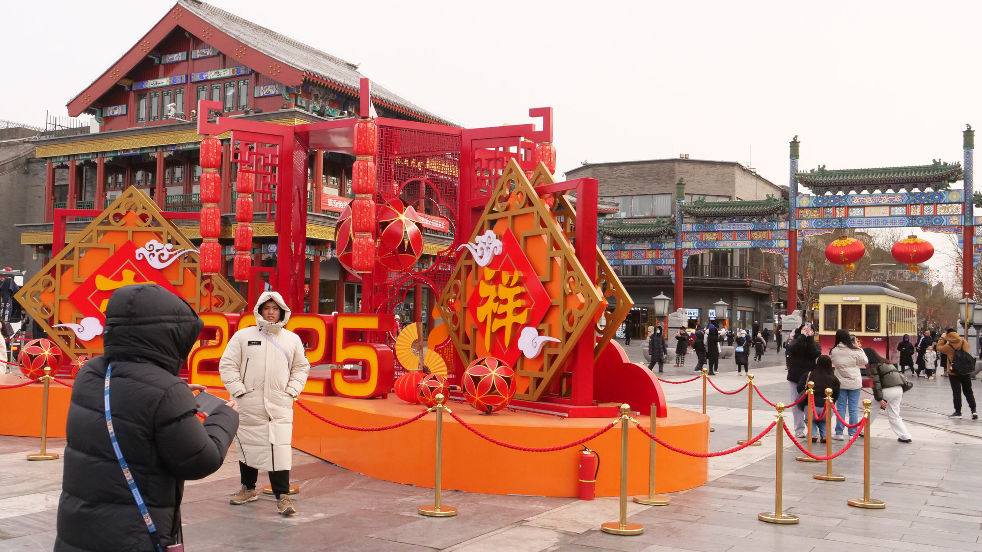 Phố đi bộ Qianmen điểm check-in không thể bỏ qua mỗi độ Tết đến xuân về. Phố đi bộ Qianmen điểm check-in không thể bỏ qua mỗi độ Tết đến xuân về.