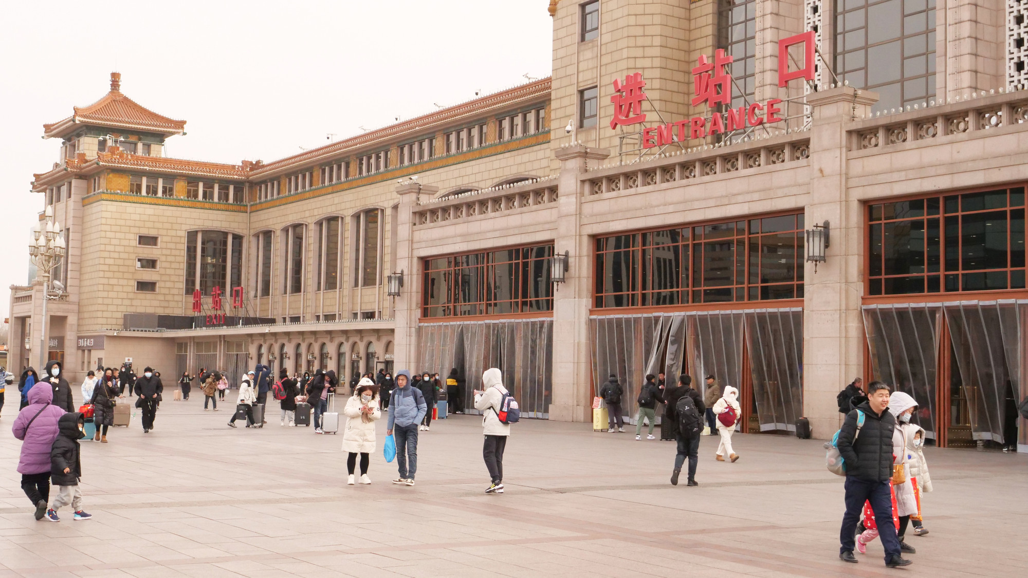 Cổng ga tàu hỏa Bắc Kinh tương đối thông thoáng trước kỳ nghỉ Tết Nguyên đán năm nay kéo dài 8 ngày từ 28/1 (30 Tết) đến 4/2 (mùng 7 tháng Giêng). Cổng ga tàu hỏa Bắc Kinh tương đối thông thoáng trước kỳ nghỉ Tết Nguyên đán năm nay kéo dài 8 ngày từ 28/1 (30 Tết) đến 4/2 (mùng 7 tháng Giêng).