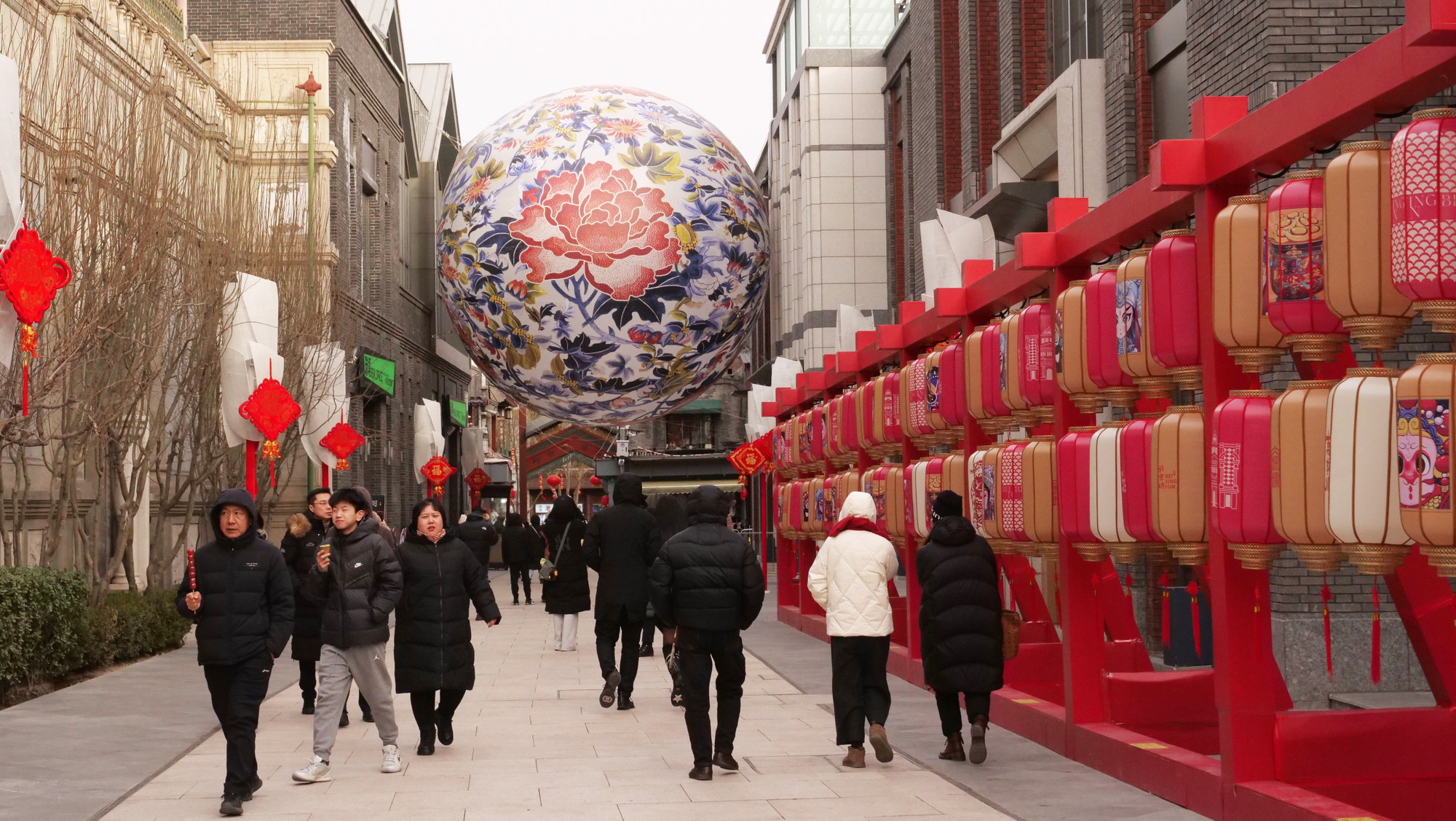 Một quả cầu hình hoa mẫu đơn khổng lồ "mắc kẹt" giữa hai tòa nhà trong một con hẻm ở phố đi bộ Qianmen trở thành điểm nóng check-in năm nay. Một quả cầu hình hoa mẫu đơn khổng lồ "mắc kẹt" giữa hai tòa nhà trong một con hẻm ở phố đi bộ Qianmen trở thành điểm nóng check-in năm nay.