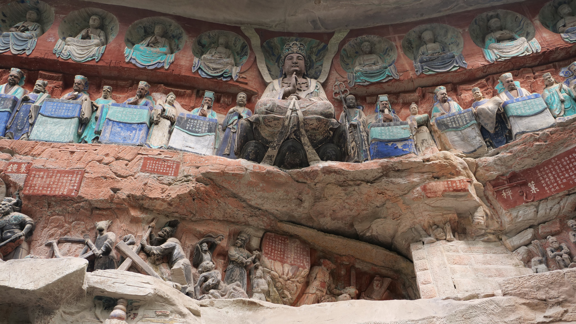 “Địa ngục biến tướng” với ngụ ý thiên đường hay địa ngục luôn ở ngay trước mặt để giúp chúng sinh nhận thức tu tâm, dưỡng tính, hướng thiện. Hàng trên cùng có 10 tượng phật, trong đó tượng Địa tạng vương bồ tát (lớn nhất) tay cầm ngọc minh châu phát ra 4 đạo hào quang, trong đó 2 đạo chiếu lên thiên đường, 2 đạo chiếu xuống địa ngục; hàng giữa là 10 vị diêm vương; hàng dưới là cảnh tượng hình phạt ở 18 tầng địa ngục.