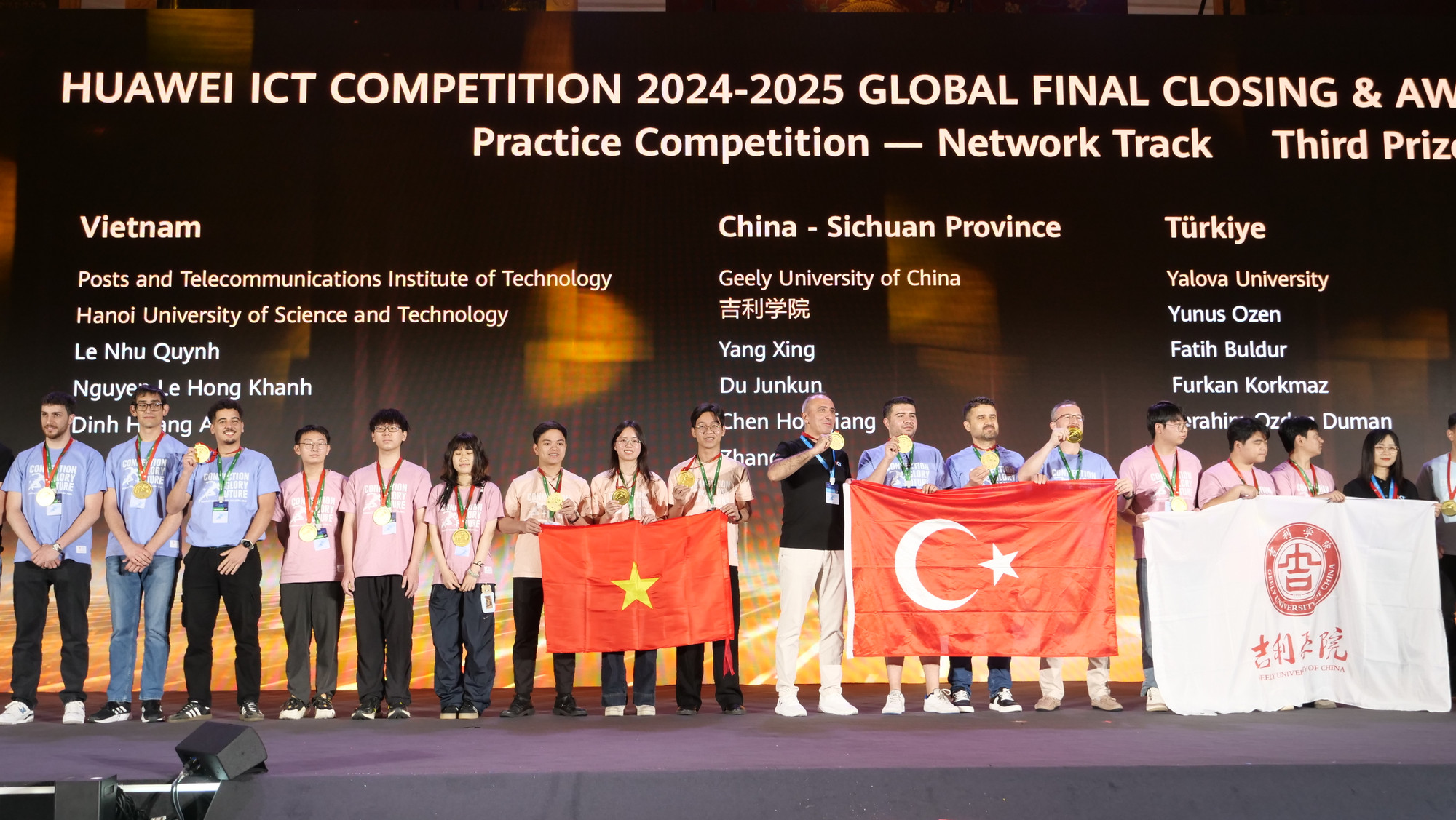 Trao giải Ba cho các nhóm sinh viên đoạt giải. Trao giải Ba cho các nhóm sinh viên đoạt giải.