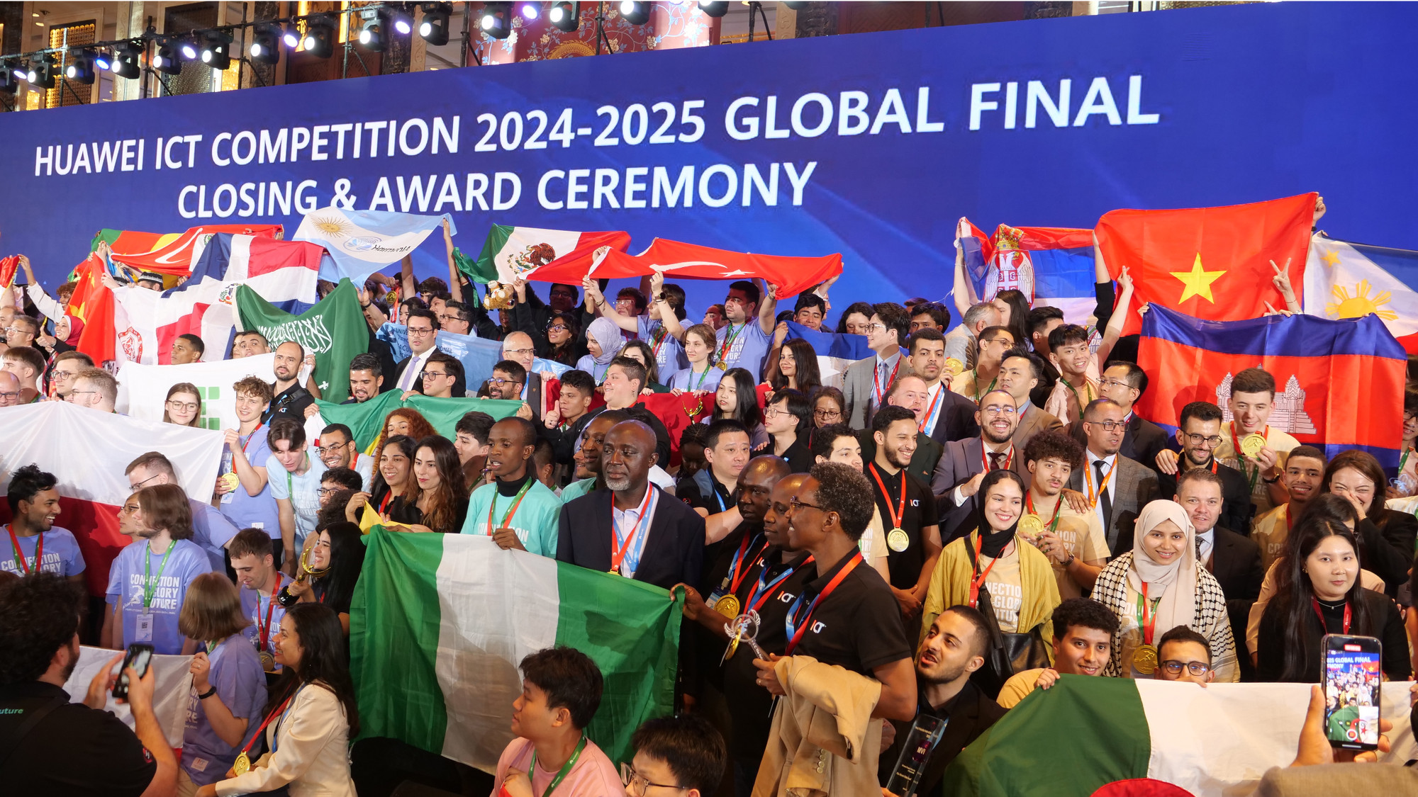 Sinh viên các nước chụp ảnh lưu niệm sau lễ trao giải. Sinh viên các nước chụp ảnh lưu niệm sau lễ trao giải.