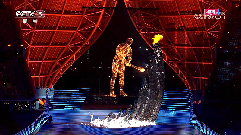 Vận động viên và "người kỹ thuật số" thực hiện nghi lễ thắp lửa ASIAD 19.