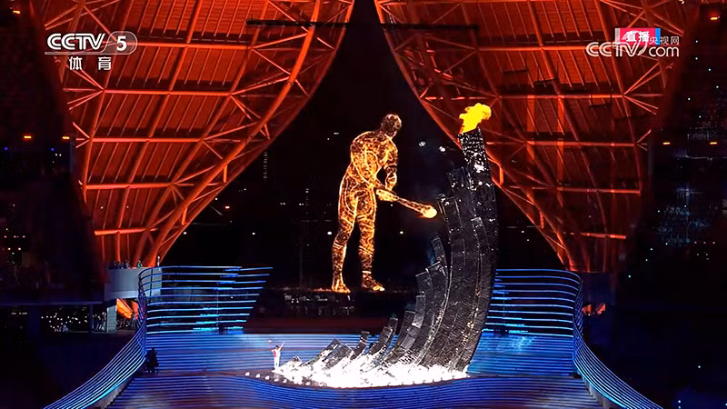 Vận động viên và "người kỹ thuật số" thực hiện nghi lễ thắp lửa ASIAD 19.