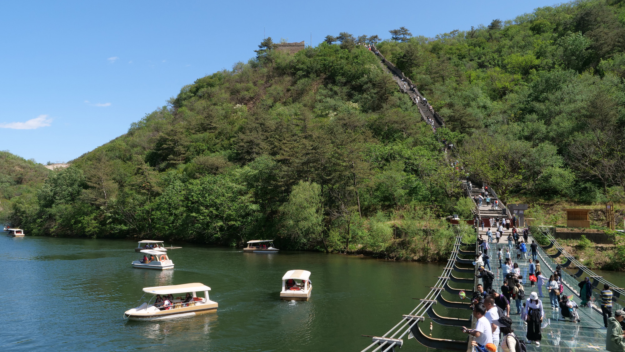 Đến với Trường thành Hoàng Hoa Thành, du khách vừa có thể leo trường thành, vừa có thể đi thuyền trên hồ, để trải nghiệm phong cảnh non xanh nước biếc.