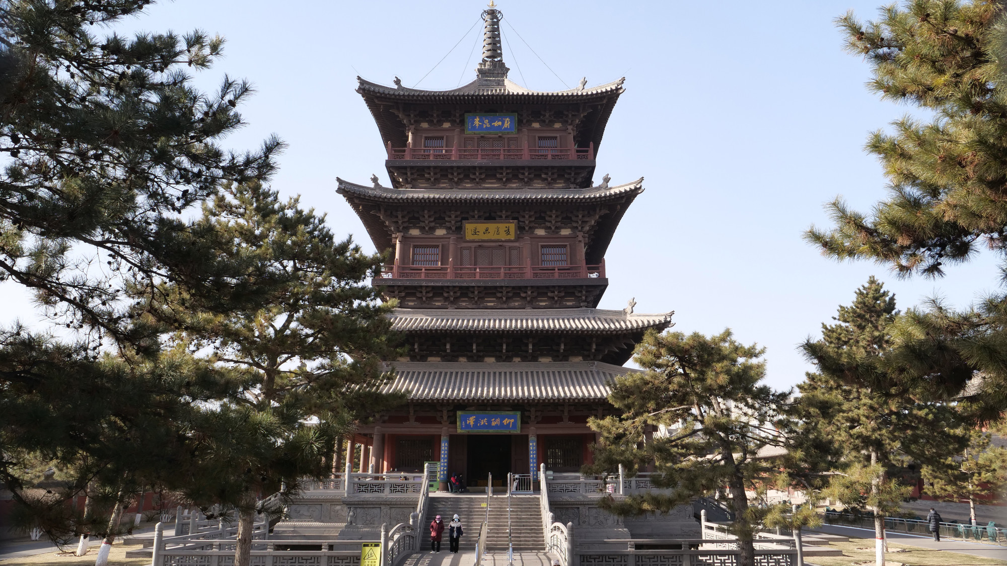 Bảo tháp Hoa Nghiêm là công trình kiến trúc tiêu biểu bên trong thành cổ Đại Đồng. Đây là tháp kết cấu gỗ lớn thứ hai được ghép toàn hoàn bằng mộng ở Trung Quốc. Tháp cao 43,5m, gồm 3 tầng nổi, 2 tầng hầm.