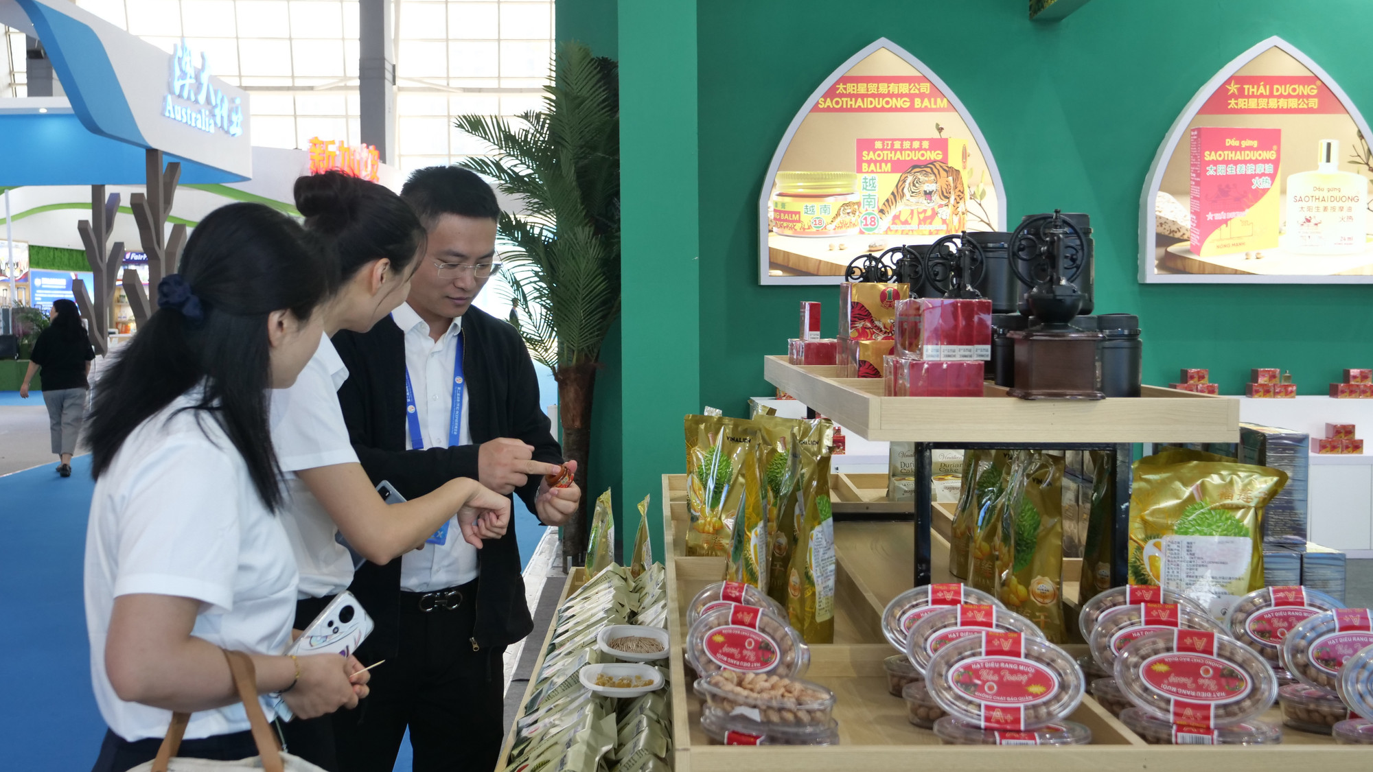 Giới thiệu sản phẩm Việt Nam tới người tiêu dùng Trung Quốc.