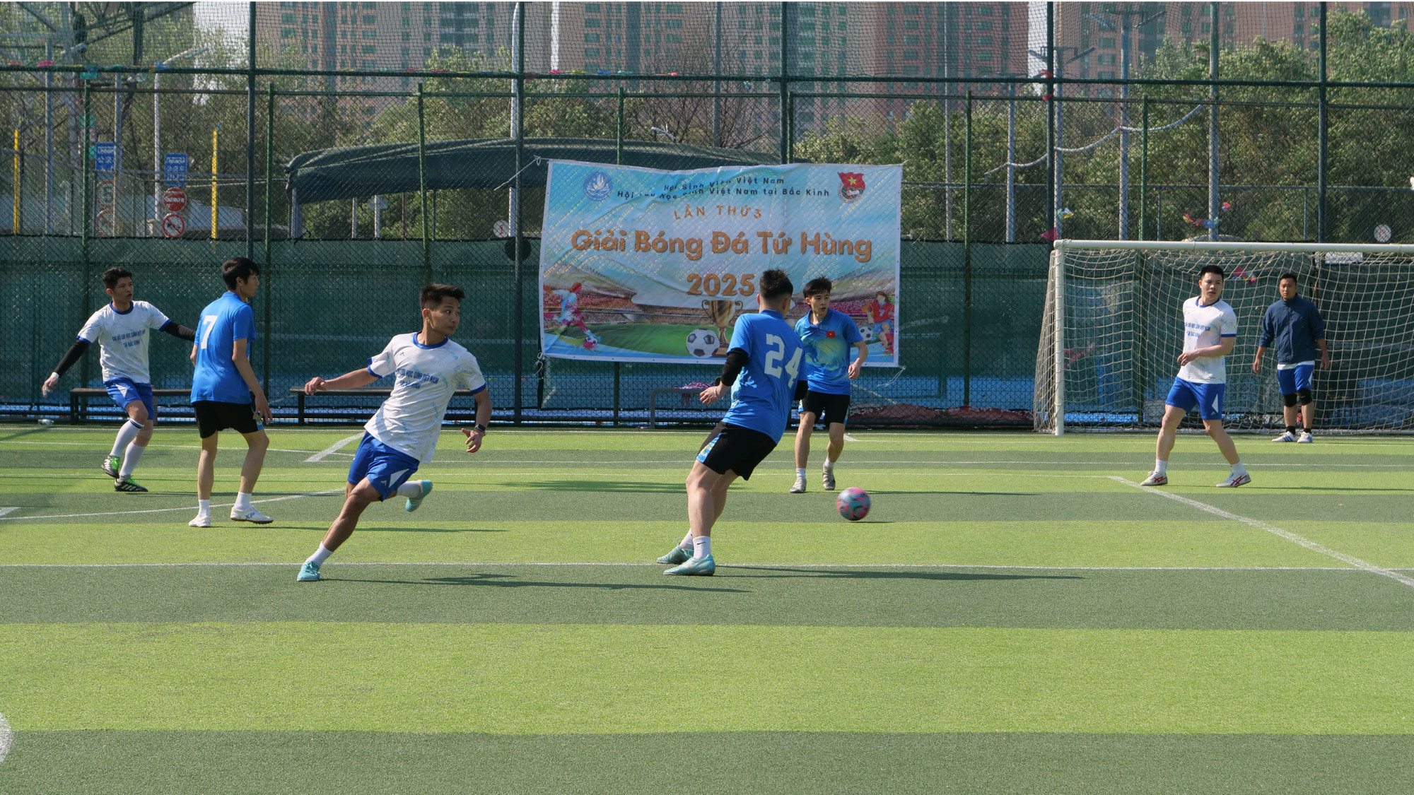 Các trận đấu diễn ra sôi nổi, hấp dẫn với nhiều pha tranh cướp bóng quyết liệt.