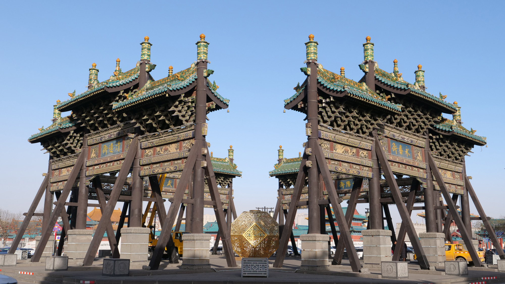 Là kiến trúc tiêu biểu và độc đáo nằm ở trung tâm của thành cổ Đại Đồng, Tứ bài lầu là cụm bốn cổng chào kết cấu gỗ hướng ra bốn phía đông tây nam bắc, được xây dựng vào khoảng những năm 1370 khi tu sửa thành Đại Đồng để thể hiện uy quyền và công đức của triều đại phong kiến mới. Tứ bài lầu được phục dựng nguyên bản vào năm 2012, mỗi cổng chào rộng 19,2m, cao 14,43m, gồm có một cổng chính giữa và hai cổng nhỏ tả hữu.