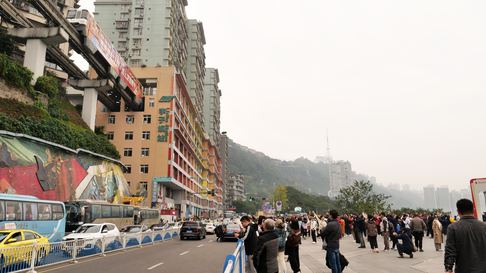 Để đáp ứng nhu cầu check-in của du khách, chính quyền địa phương đã xây dựng một đài quan sát, quảng trường để mọi người có thể chụp ảnh lúc đoàn tàu ra vào ga chung cư.