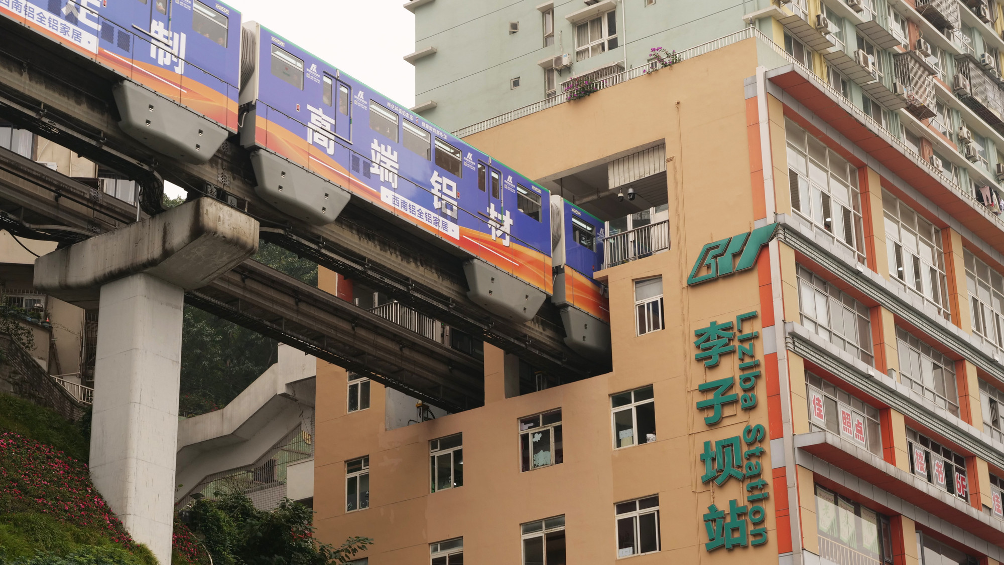 Lý Tử Bá không phải là tên riêng chỉ người, mà chỗ này xưa kia trồng nhiều cây mận (lizi-lý tử); từ “bá” có nghĩa là vùng đồng bằng ở khu vực phía tây nam Trung Quốc, sau này có thêm nghĩa là công trình đê điều chống lũ.