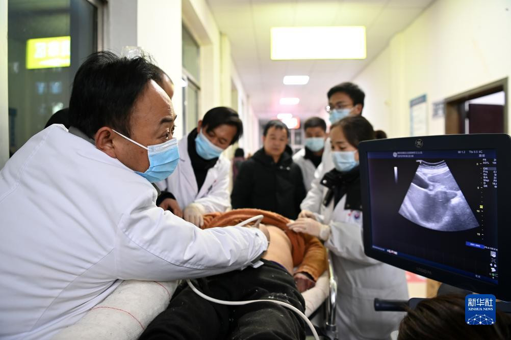 Bác sỹ khám cấp cứu cho người bị thương.