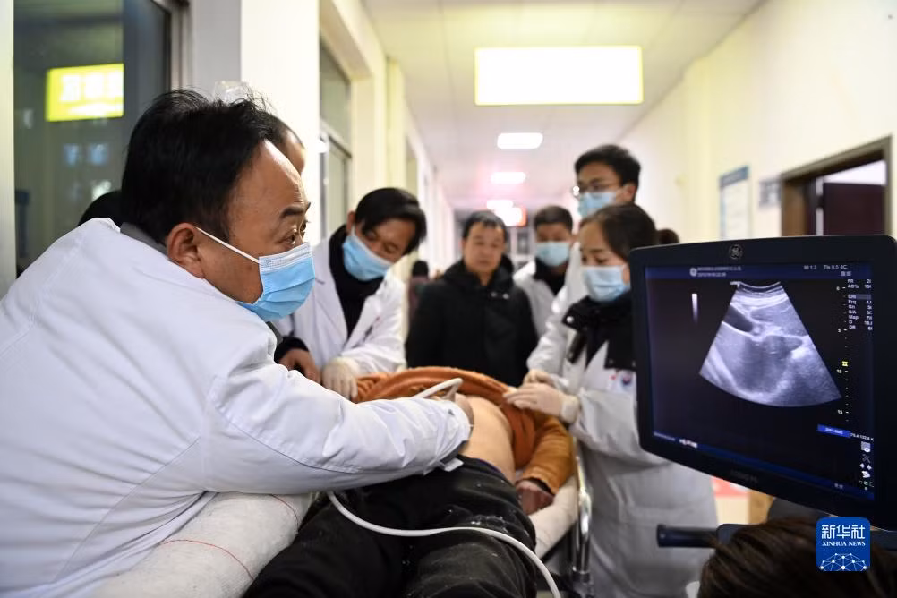 Bác sỹ khám cấp cứu cho người bị thương.