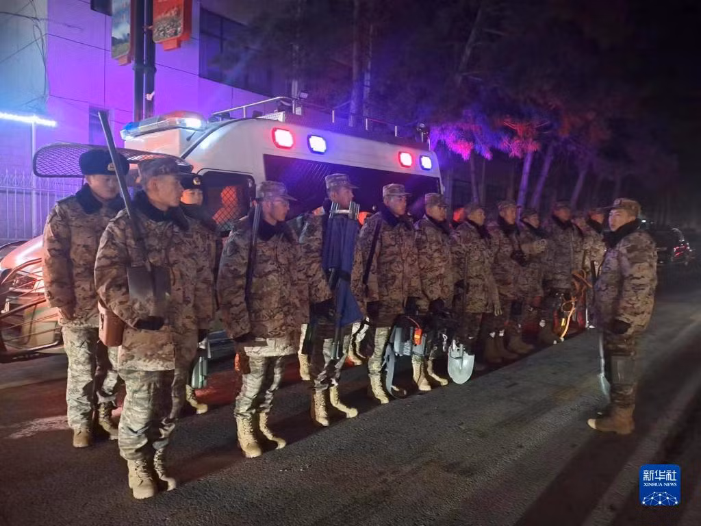 Đội cứu hộ tập quán triệt công tác cứu hộ cứu nạn.