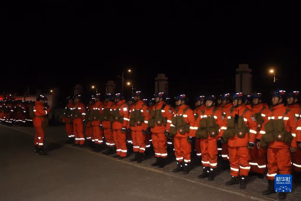 Đội cứu hộ tập quán triệt công tác cứu hộ cứu nạn.