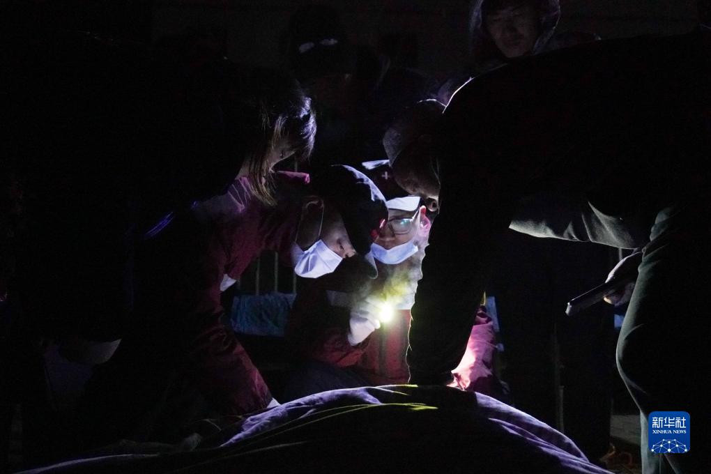 Nhân viên y tế sơ cứu người bị thương.