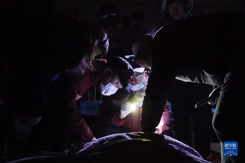 Nhân viên y tế sơ cứu người bị thương.