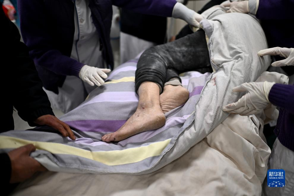 Người bị thương được đưa đến bệnh viện cấp cứu.