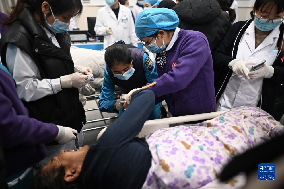 Người bị thương được đưa đến bệnh viện cấp cứu.