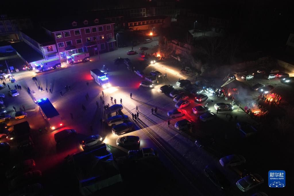 Công tác cứu hộ tại thôn Đại Hà, huyện Tích Thạch Sơn, tỉnh Cam Túc.