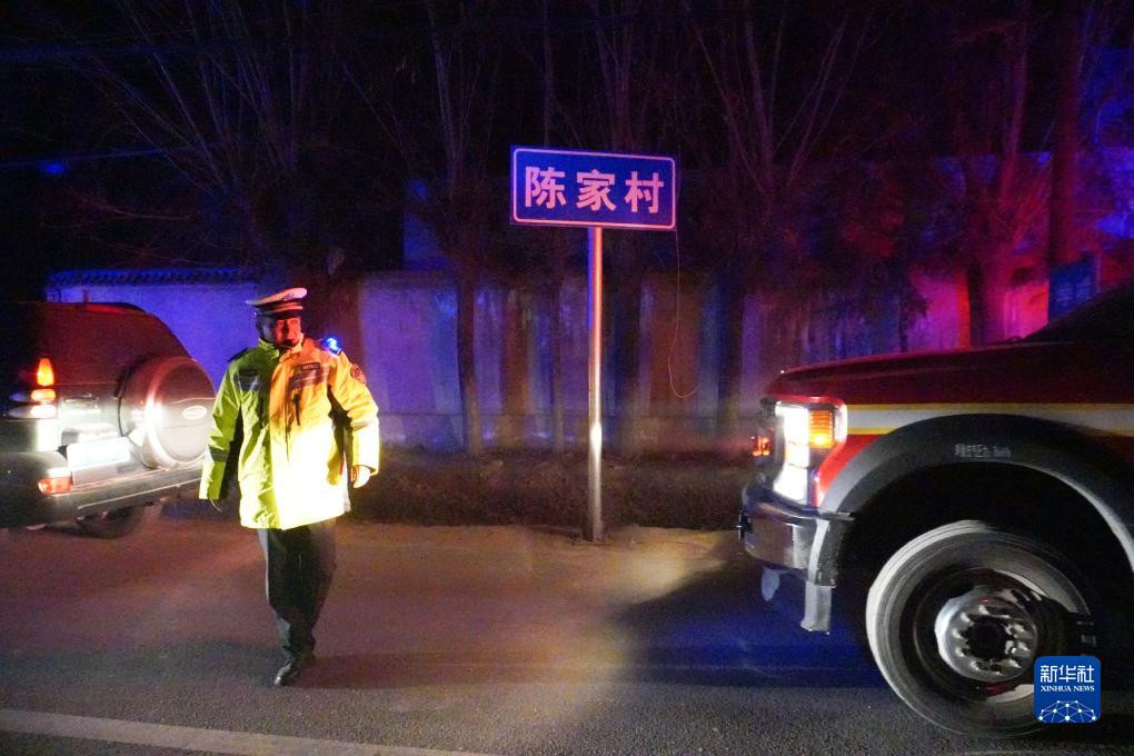 Cảnh sát giao thông hướng dẫn xe cứu thương di chuyển vào hiện trường cứu nạn.