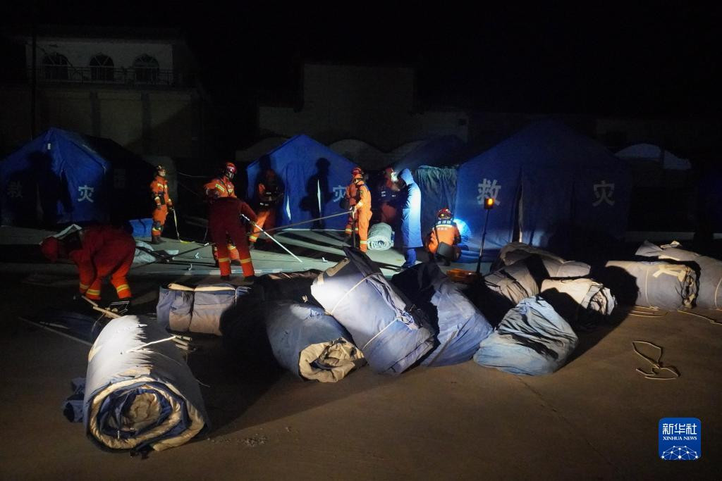 Nhân viên cứu hộ lắp dựng lều bạt cứu nạn.