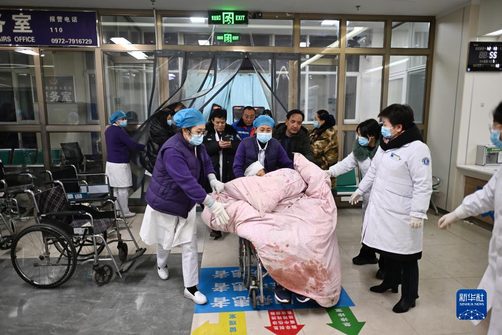 Người bị thương được đưa đến bệnh viện cấp cứu.