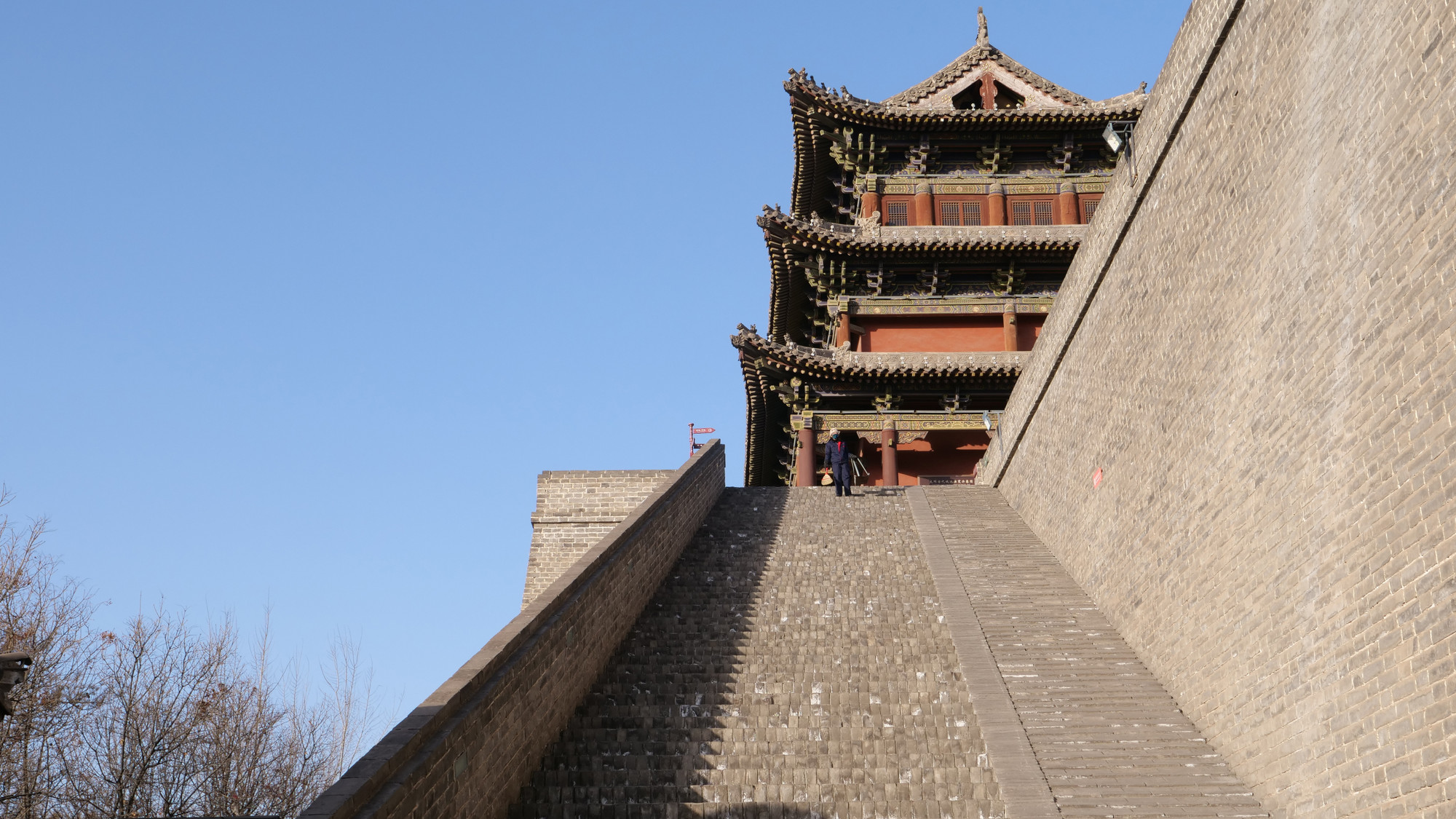 Lối lên tường thành có bậc thang dành cho bộ binh và đường dành cho kị binh.