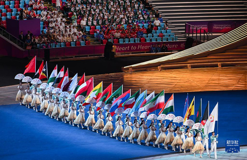 Quốc kỳ các đoàn thể thao tiến vào sân vận động.