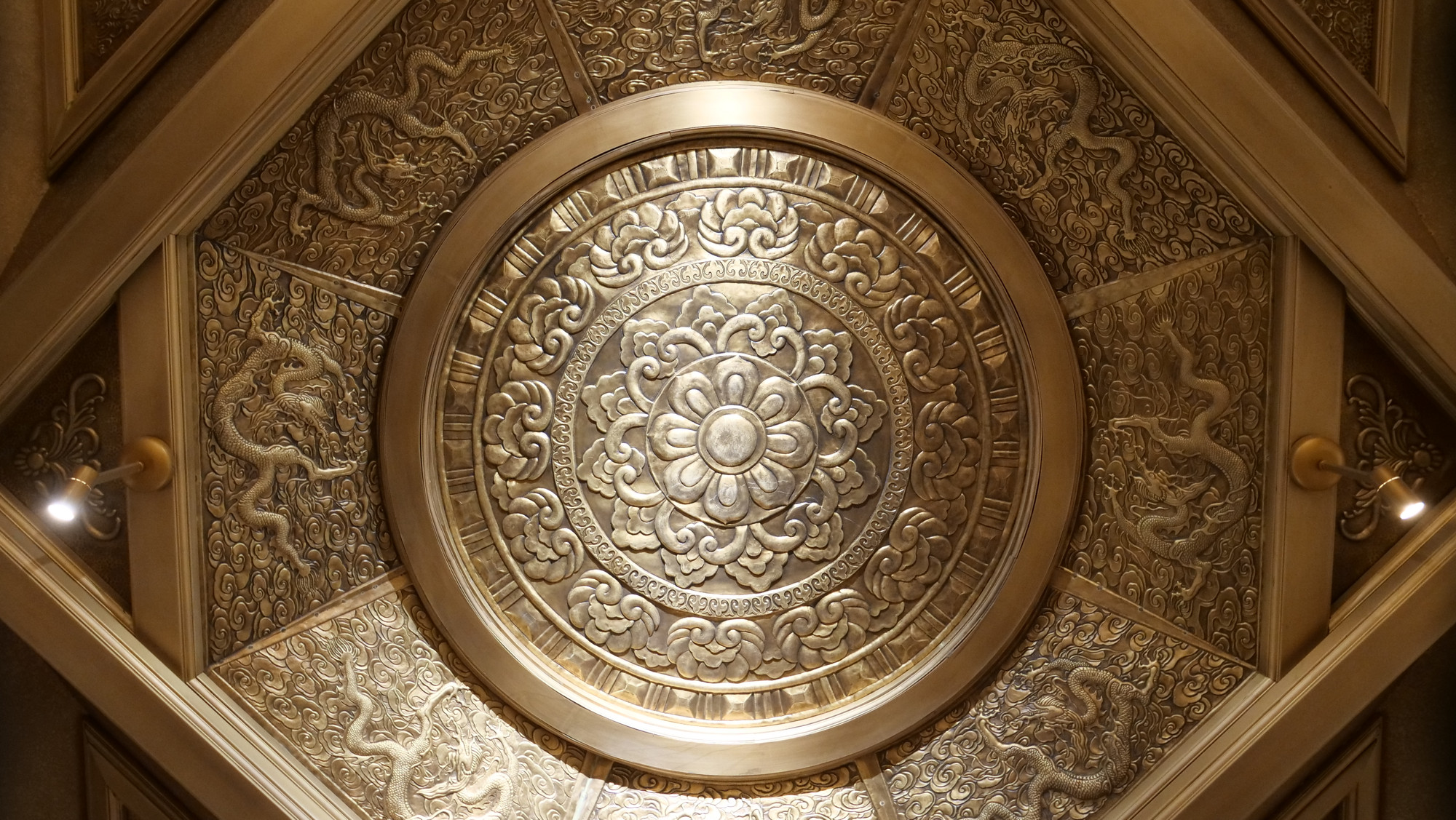 Biểu tượng hoa sen và các bức phù điêu long vân chạm nổi trên trần địa cung.