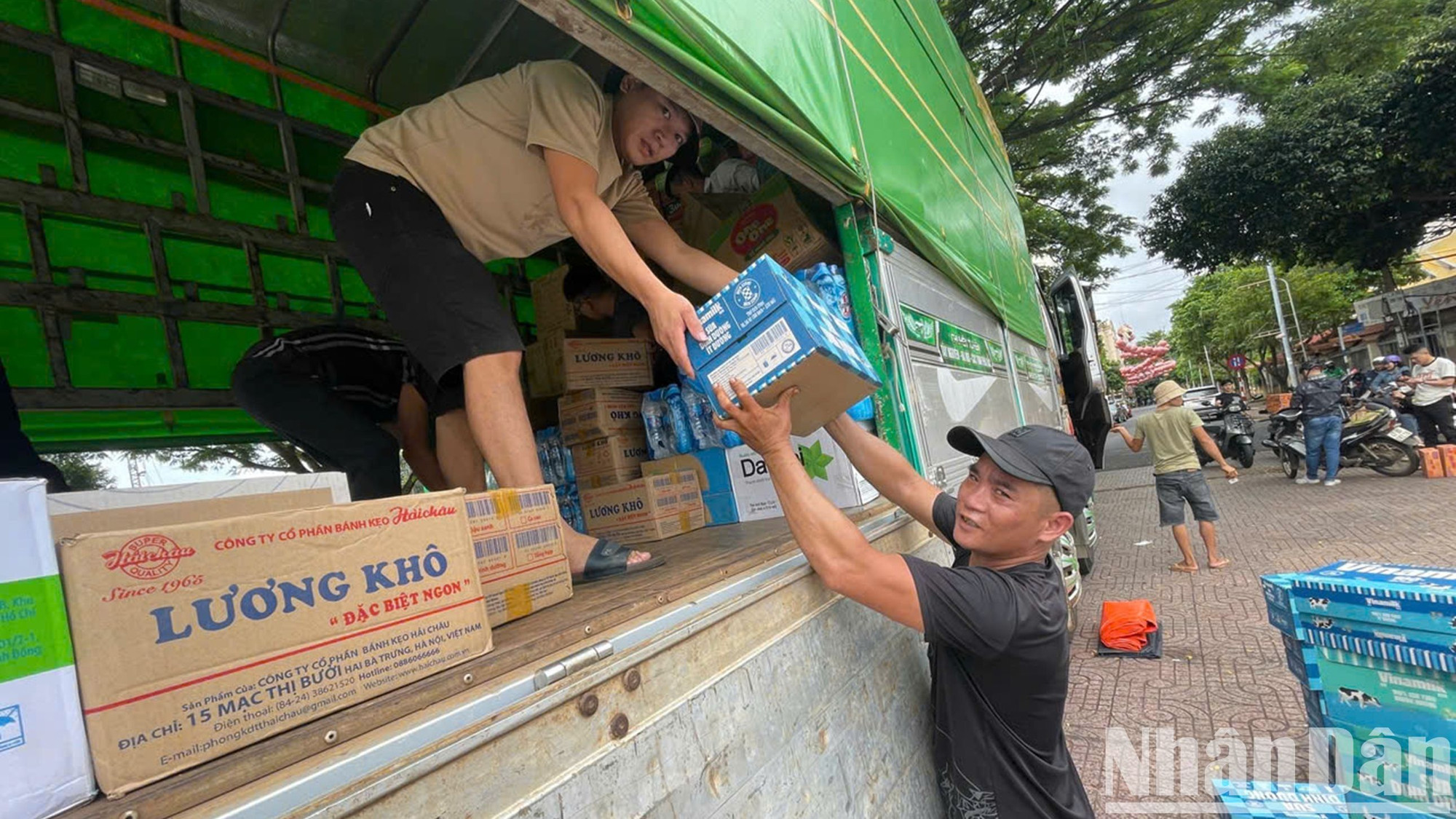 Anh Nguyễn Văn Thông (người đứng mặc áo đen) tình nguyện tham gia bốc xếp hàng hóa lên xe tải với mong muốn các nhu yếu phẩm được nhân dân đóng góp sớm vận chuyển đến nhân dân vùng lũ.