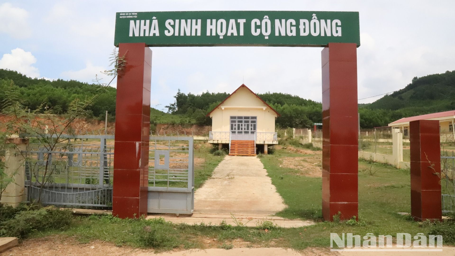 Nhà sinh hoạt cộng đồng tại Dự án định canh, định cư Ea Yiêng được xây dựng kiên cố nhưng bị bỏ hoang 3 năm nay. Nhà sinh hoạt cộng đồng tại Dự án định canh, định cư Ea Yiêng được xây dựng kiên cố nhưng bị bỏ hoang 3 năm nay.