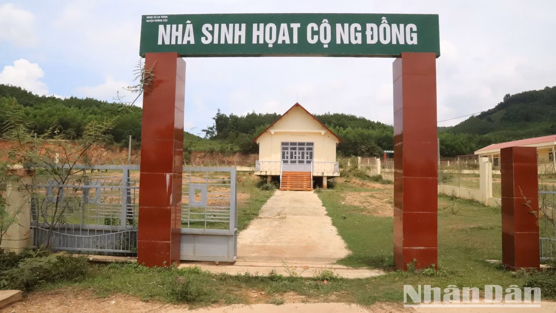 Nhà sinh hoạt cộng đồng tại Dự án định canh, định cư Ea Yiêng được xây dựng kiên cố nhưng bị bỏ hoang 3 năm nay.