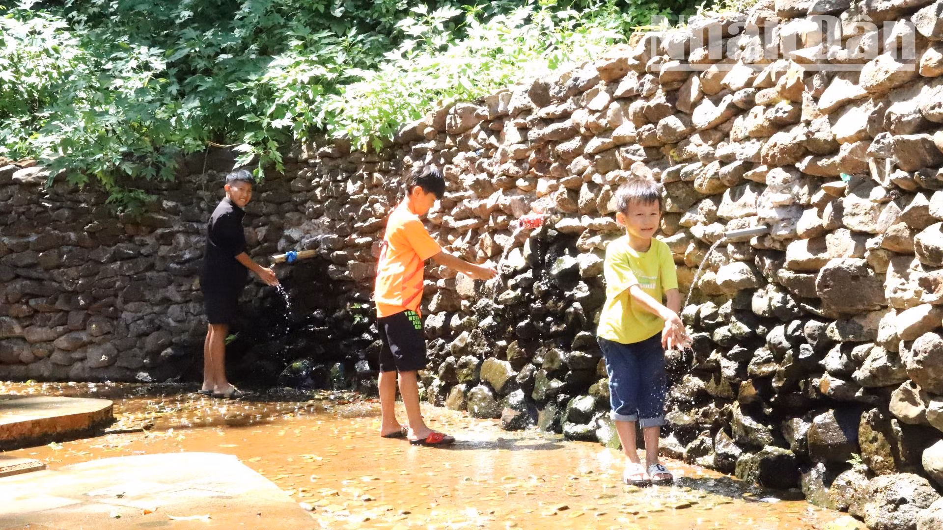 Bến nước còn là nơi các con trẻ trong buôn xuống vui chơi, tắm mát hằng ngày. Bến nước còn là nơi các con trẻ trong buôn xuống vui chơi, tắm mát hằng ngày.